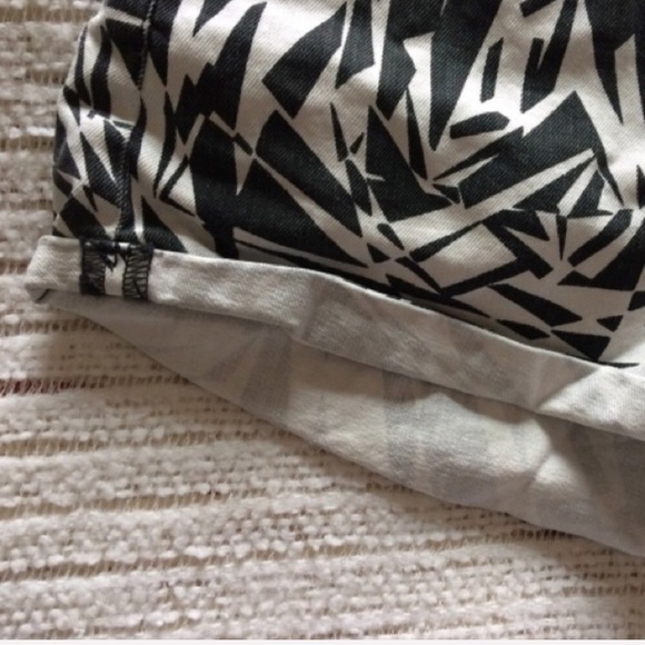 Geometric Print Five Pocket Cuffed Shorts 26 - Picture 4 of 6